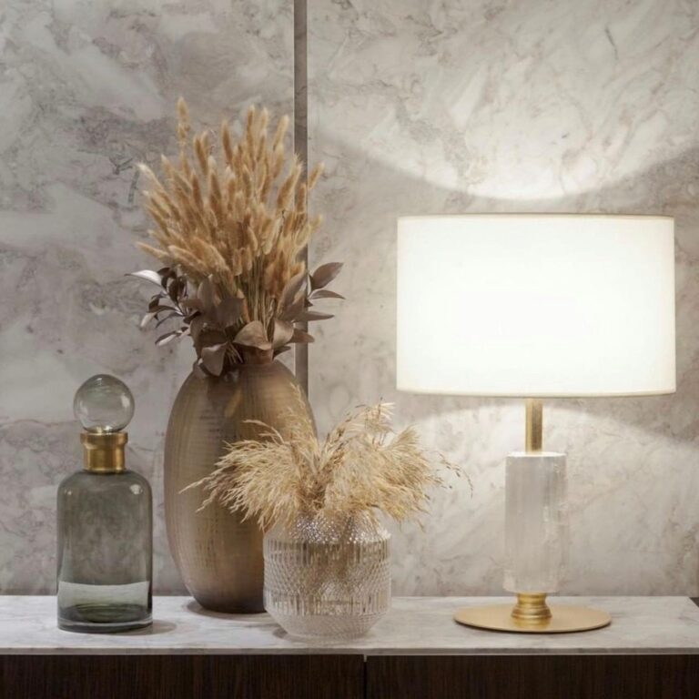 abajur em rocha natural, abajur em selenita, abajur folheado ouro, abajur para sala de estar, abajur phenix aver design, abajur aver metais, abajur aver design