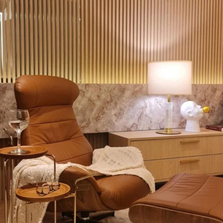 abajur em rocha natural, abajur em selenita, abajur folheado ouro, abajur para sala de estar, abajur phenix aver design, abajur aver metais, abajur aver design