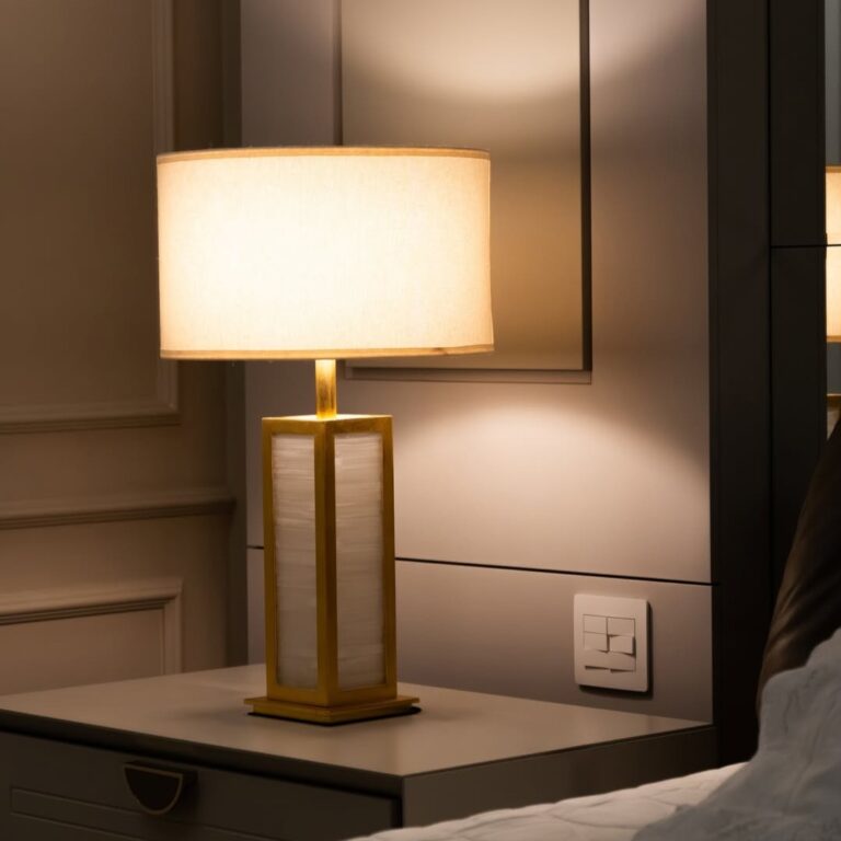 abajur em rocha natural, abajur em selenita, abajur folheado ouro, abajur para sala de estar, abajur phenix aver design, abajur aver metais, abajur aver design