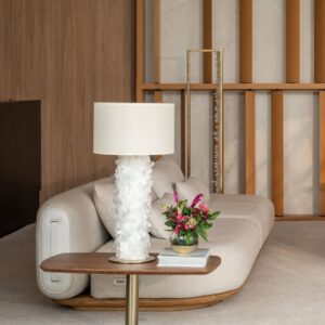 abajur em rocha natural, abajur em selenita, abajur folheado ouro, abajur para sala de estar, abajur phenix aver design, abajur aver metais, abajur aver design