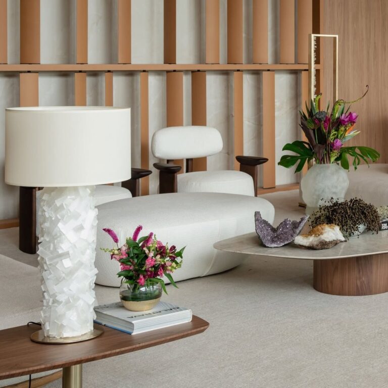 abajur em rocha natural, abajur em selenita, abajur folheado ouro, abajur para sala de estar, abajur phenix aver design, abajur aver metais, abajur aver design