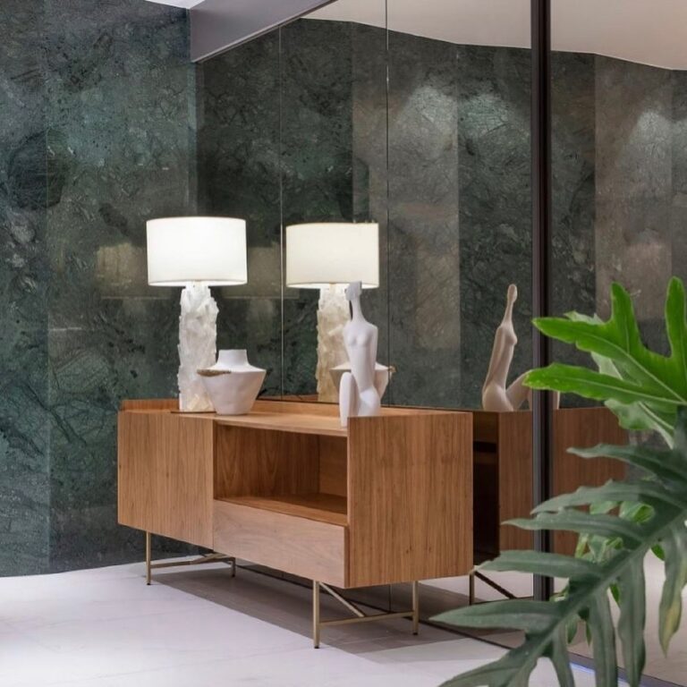 abajur em rocha natural, abajur em selenita, abajur folheado ouro, abajur para sala de estar, abajur phenix aver design, abajur aver metais, abajur aver design