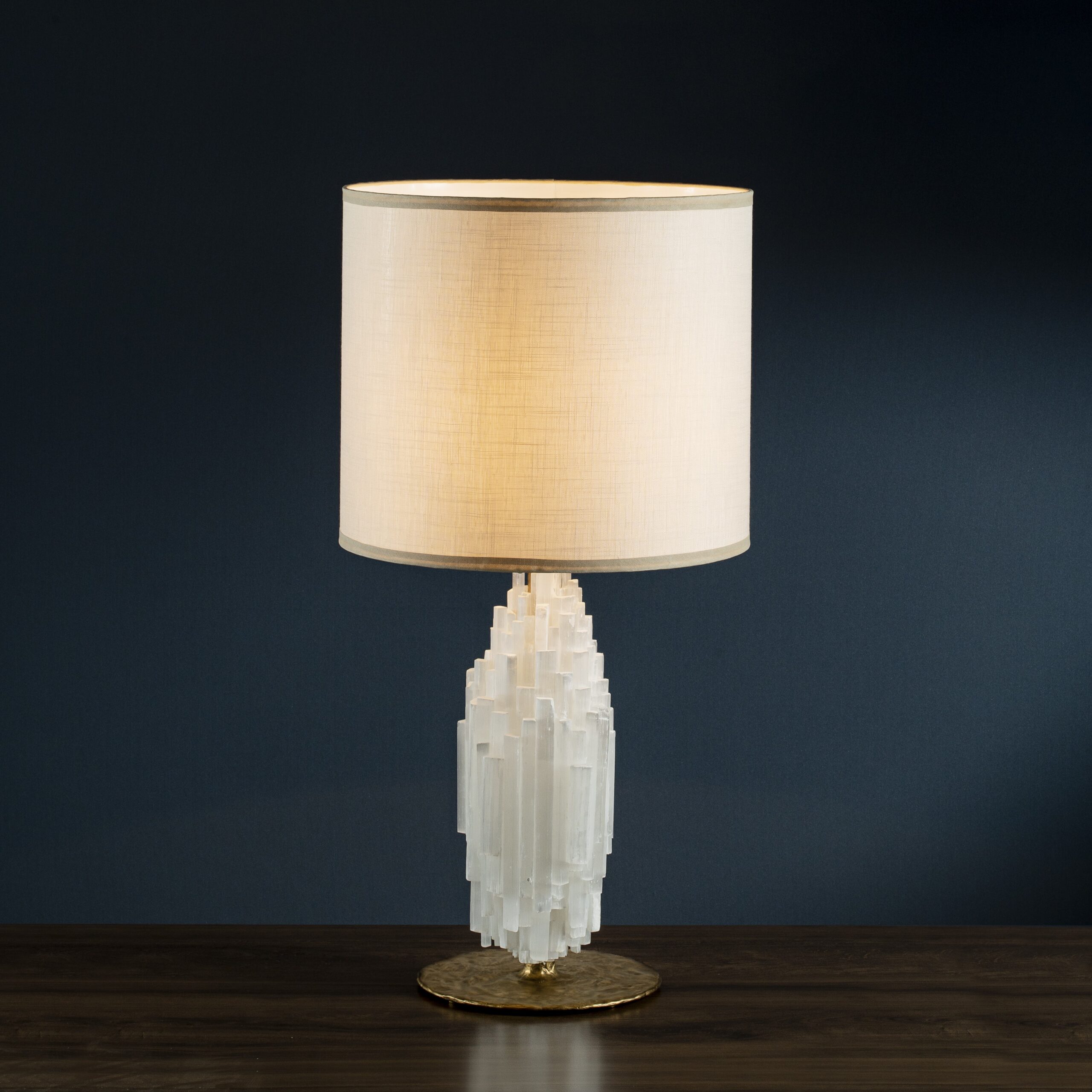 abajur em rocha natural, abajur em selenita, abajur folheado ouro, abajur para sala de estar, abajur phenix aver design, abajur aver metais, abajur aver design