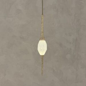 Pendente em rocha natural, folheado a prata envelhecido, com textura em ceramica da Aver Design.