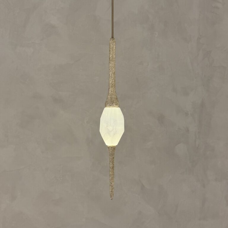 Pendente em rocha natural, folheado a prata envelhecido, com textura em ceramica da Aver Design.
