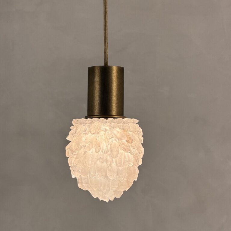 pendente belgravia aver metais aver design, em quartzo branco cristal natural, folheado ouro