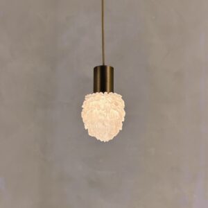 pendente belgravia aver metais aver design, em quartzo branco cristal natural, folheado ouro