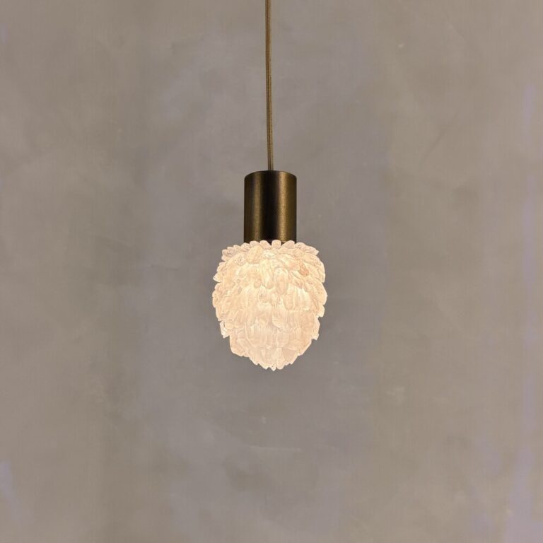 pendente belgravia aver metais aver design, em quartzo branco cristal natural, folheado ouro