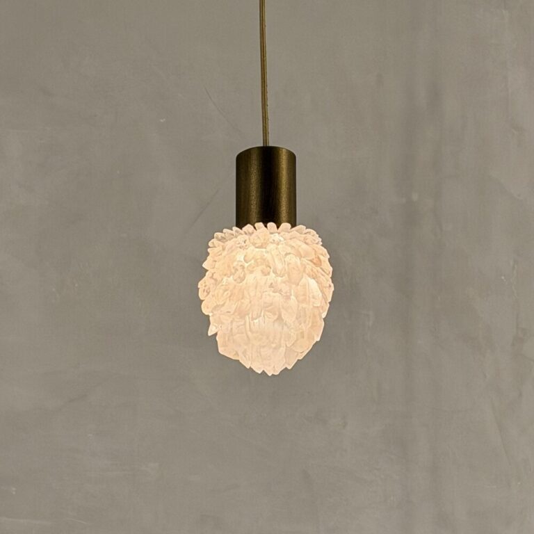 pendente belgravia aver metais aver design, em quartzo branco cristal natural, folheado ouro