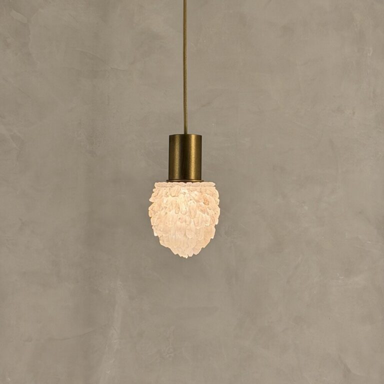 pendente belgravia aver metais aver design, em quartzo branco cristal natural, folheado ouro