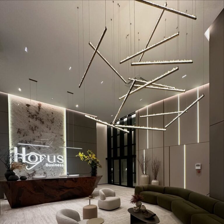 Pendente linear em quartzo branco rocha natural, carved pendente, folheado ouro aver design aver metais