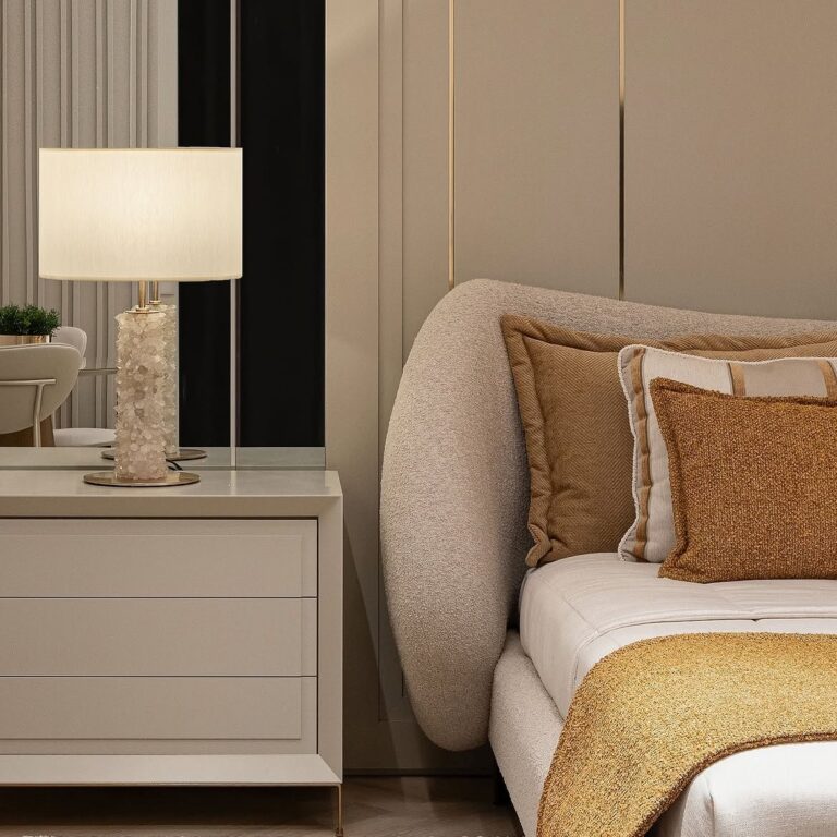 abajur em quartzo branco folheado ouro aver design. abajur aver design. abajur aver metais. abajur para quarto. abajur para salar de estar. abajur alto padrão.